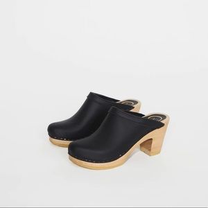 No. 6 Old School Clogs, Black, Size 8